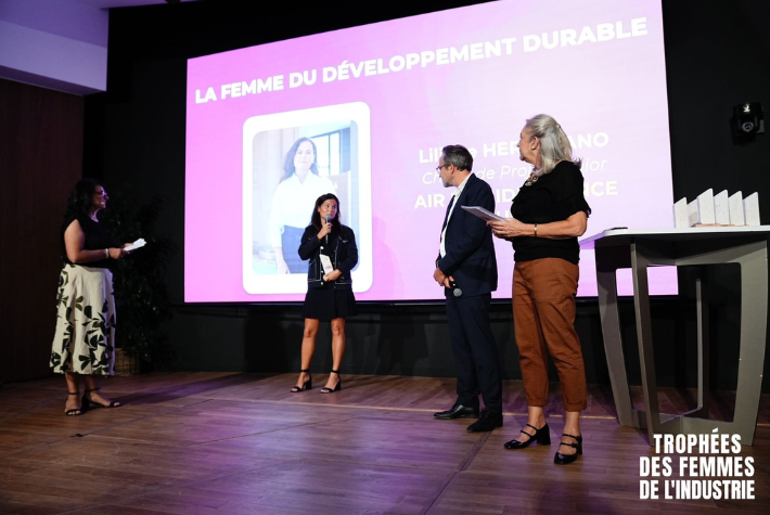 Liliane Herculano reçoit le trophée Femme du développement durable