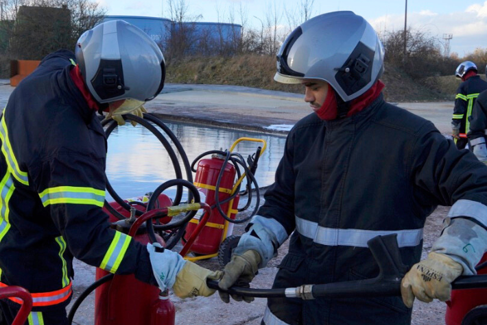 Deux élèves du programme PEPD lors d'un stage terrain à la GESIP