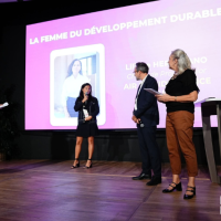 Liliane Herculano reçoit le trophée Femme du développement durable