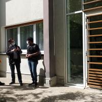 Étudiants internationaux face à la résidence sur le campus d'IFP School